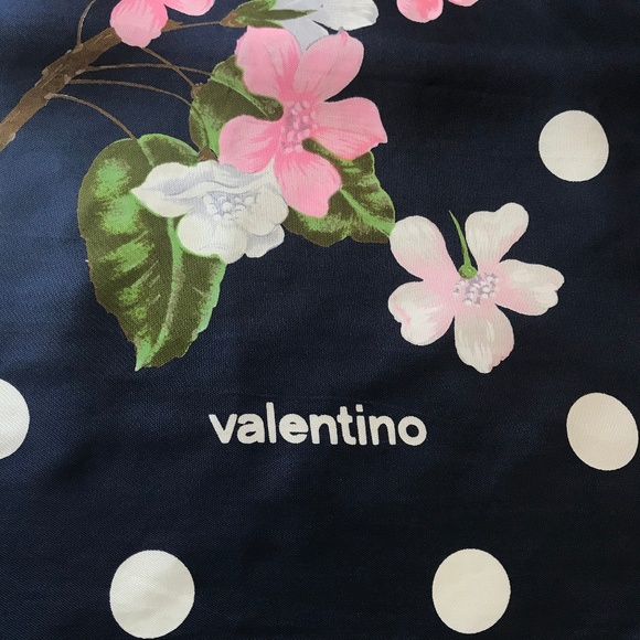 VALENTINO Silk RARE FLORAL SIGNED Logo Scarf Blue - Picture 3 of 4